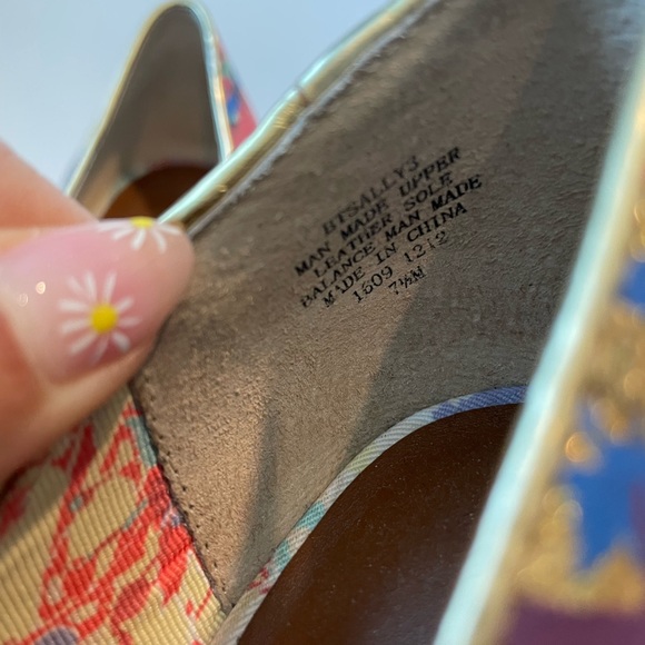 🌈 HEELS - Picture 5 of 6